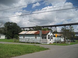 Bridge City, Houses at Dead End with Huey P. Long Bridge in distance, 2009.jpg
