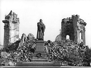 Bundesarchiv Bild 183-60015-0002, Dresden, Denkmal Martin Luther, Frauenkirche, Ruine