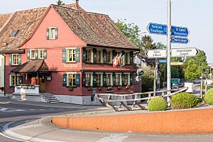 Gasthof Bären und Kreisel am Ortseingang