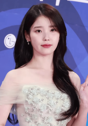 IU at the Blue Dragon Series Awards, 18 July 2025 04.png