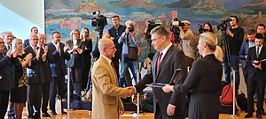 Predsjednik RH Zoran Milanović se rukuje sa slikarom Alfredom F. Krupom prigodom dodjele odlikovanja Reda Danice hrvatske s likom Marka Marulića, 25. 10. 2023