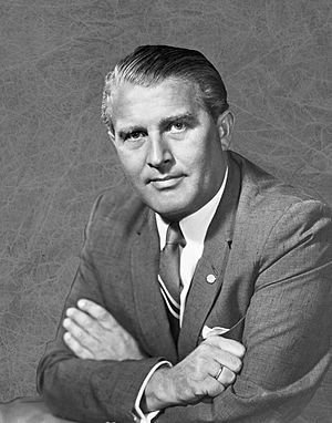 Wernher von Braun 1960.jpg