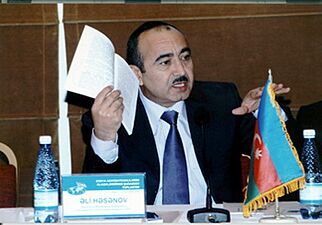 AR Prezident Administrasiyasının ictimai-siyasi məsələlər şöbəsinin müdiri Əli Həsənov - VOA - 02