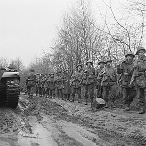 Britse soldaten van het Seventh Hampshire Regiment rukken op van Enschede naar H, Bestanddeelnr 900-2374