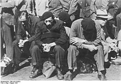 Bundesarchiv Bild 183-B10923, Frankreich, Paris, festgenommene Juden