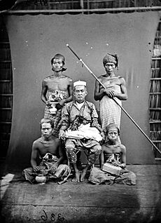 COLLECTIE TROPENMUSEUM Regent van Maros met gevolg Makassar Celebes TMnr 10001612