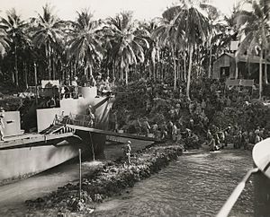 New Zealand troops land on Green Island 1944 (AWM image 304260).jpg