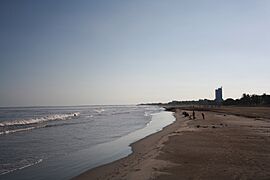 Playa tranquila, al fondo edificio Mar Azul (Guajira) - panoramio.jpg