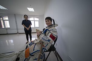 Samantha in Chinese pressure suit 382727