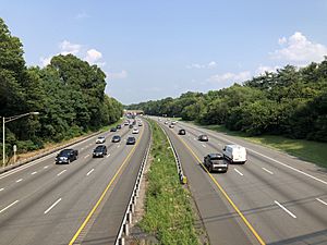 2021-07-07 17 12 18 View north along Interstate 295 (Camden Freeway) from the overpass for Camden County Route 669 (Warwick Road) in Lawnside, Camden County, New Jersey