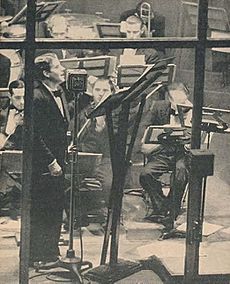 Behind the scenes of the Rudy Vallée Hour - Radioland, November 1933
