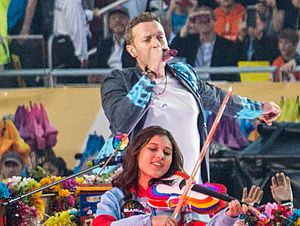 Coldplay Super Bowl 50 halftime show (24648480079) (Chris Martin)