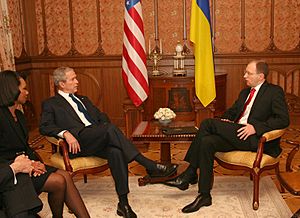 Condolisa Rice, Jeorge W. Bush, and Arseniy Yatsenyuk