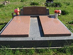 Doug Nicholls Grave IMG 0977