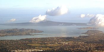 East Auckland and Rangitoto 10 March 2005.jpg