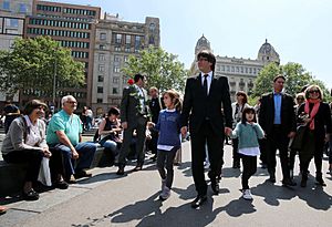 El president Puigdemont passejant per Barcelona amb les seves filles