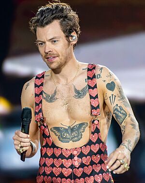HarryStylesWembley170623 (14 of 93) (52982076132) cropped