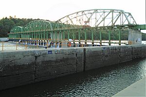 Lock E11 truss, movable dam and lock chamber