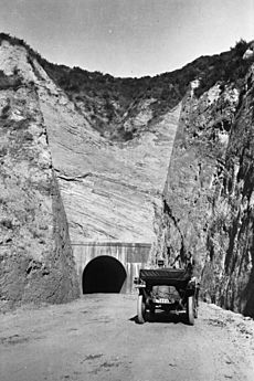 Newhall Tunnel, Newhall (AAA-NG-8249)
