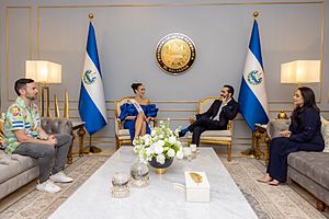 R'Bonney Nola Gabriel y Nayib Bukele