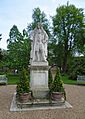 Replica of J. M. Rysbrack's statue of Hans Sloane, Chelsea Physic Garden.jpg