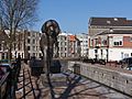 Schiedam, sculptuur de Zakkendrager aan de Nieuwe Sluisstraat foto5 2016-03-13 14.38