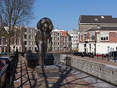 Schiedam, sculptuur de Zakkendrager aan de Nieuwe Sluisstraat foto5 2016-03-13 14.38