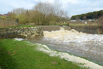 Watervin spate, spilling over a weir