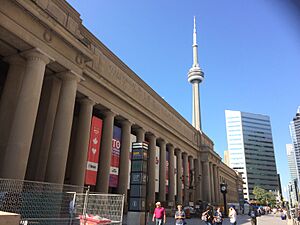 Toronto Union Station and CN Tower (36083925420)