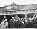 Bundesarchiv Bild 183-K1102-032, Berlin, Brandenburger Tor, Yasser Arafat