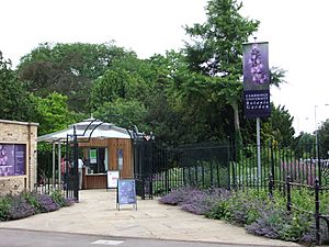 Cambridge University Botanic Garden entrance, England - DSCF2232.JPG