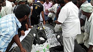 Indian Navy relief efforts during the 2015 floods in Chennai (02)
