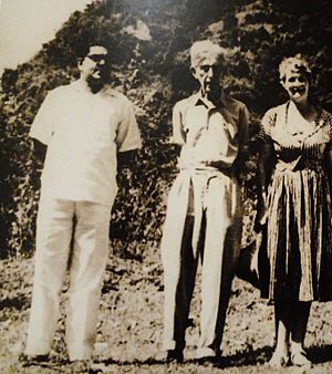 Nissanka Wijeyeratne with Leonard Woolf in 1960 at Abhayagiri vihāra, Anuradhapura, Sri Lanka