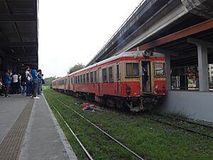 PNR Kiha 52 orange train set (PNR FTI Station, East Service Road, Taguig)(2017-08-11) (2)
