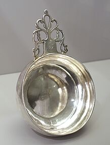Porringer, Jacob Hurd, American, c. 1735, silver - Fogg Art Museum, Harvard University - DSC01366