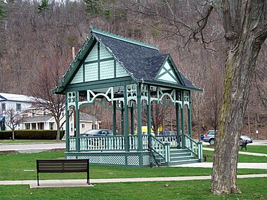 Pulteney Square Bandstand Apr 11