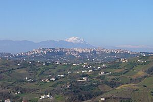 Villamagna-Vista su Chieti e Gran Sasso innevato - panoramio