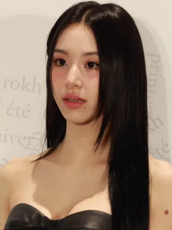 241204 Chaeyoung at Rokh H&M (2).png
