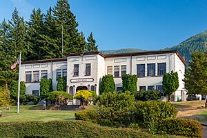Cascade Locks - DPLA - 64158b3b6f8c35c92cdac00472664257