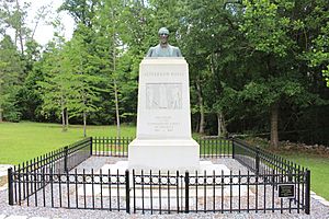 Jefferson Davis Memorial granite monument.jpg