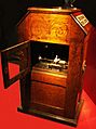 Kinétoscope et phonographe à cylindre de cire couplés