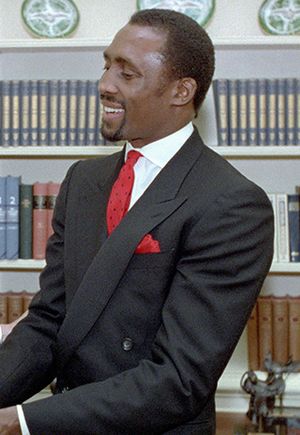 Ronald Reagan with boxer Thomas Hearns (cropped).jpg