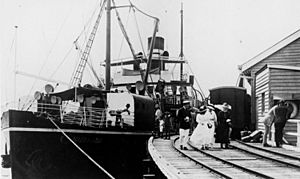 StateLibQld 1 144919 Kuranda (ship) at Port Douglas wharf, ca. 1917