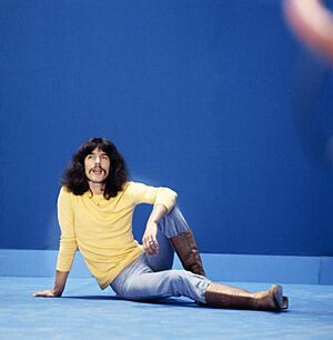 The Dutch singer Boudewijn de Groot sits on the ground