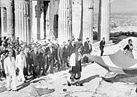 Η ελληνική σημαία μεταφέρεται για να υψωθεί στην Ακρόπολη μετά την απελευθέρωση της Αθήνας, Οκτώβριος 1944