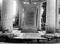 COLLECTIE TROPENMUSEUM Gedenksteen van T.S. Raffles de oprichter van 's Lands Plantentuin voor zijn vrouw O.M. Raffles langs de Kanarielaan in 's Lands Plantentuin te Buitenzorg West-Java TMnr 10016615