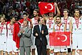 La selección turca de baloncesto tras recibir la medalla de plata