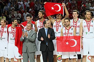 La selección turca de baloncesto tras recibir la medalla de plata