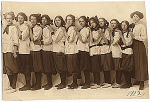 Louise Berliawsky Nevelson with her classmates, 1913