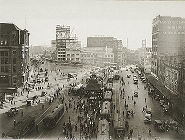 Trams and traffic at Railway Square.jpg